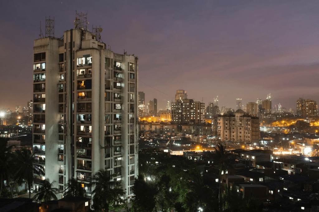 Urban neighborhoods reacting to major live music event nearby